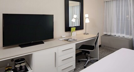 DoubleTree by Hilton Chicago - Magnificent Mile Room Type - 1 KING BED-ACCESS RI SHWR