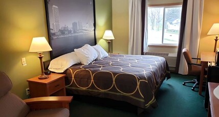 Super 8 by Wyndham Berlin WI Room Type - 1 King Bed, Non-Smoking