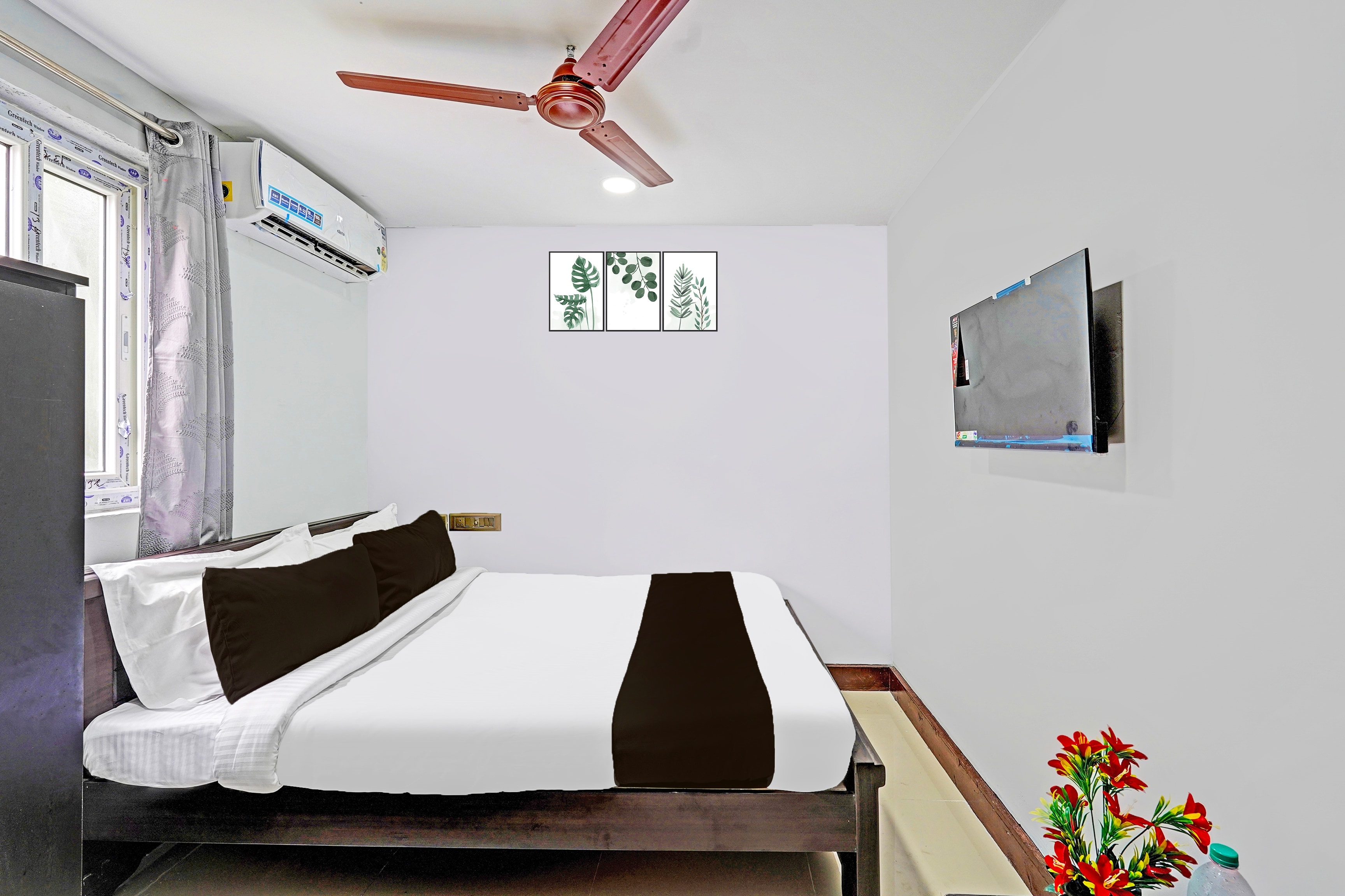 Hotel O Sholinganallur Near Anjaneya Temple - Tap to explore photos