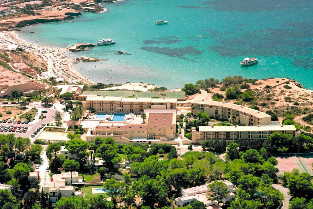 Hotel Vibra Cala Tarida - Tap to explore photos