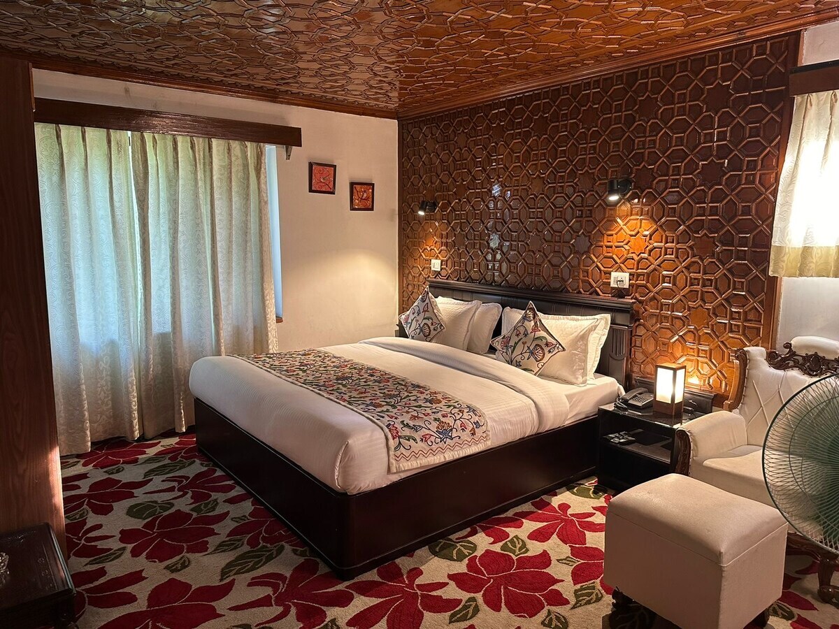 Posh Pavilion - Entire 7BHK Luxury Villa - Tap to explore photos