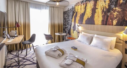 Mercure Cavaillon Hotel Room Type - Privilege Room with double bed and balcony overlooking the pool and grounds