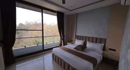 Himsagar Hotel Room Type - Deluxe Room with Balcony and Mountain View