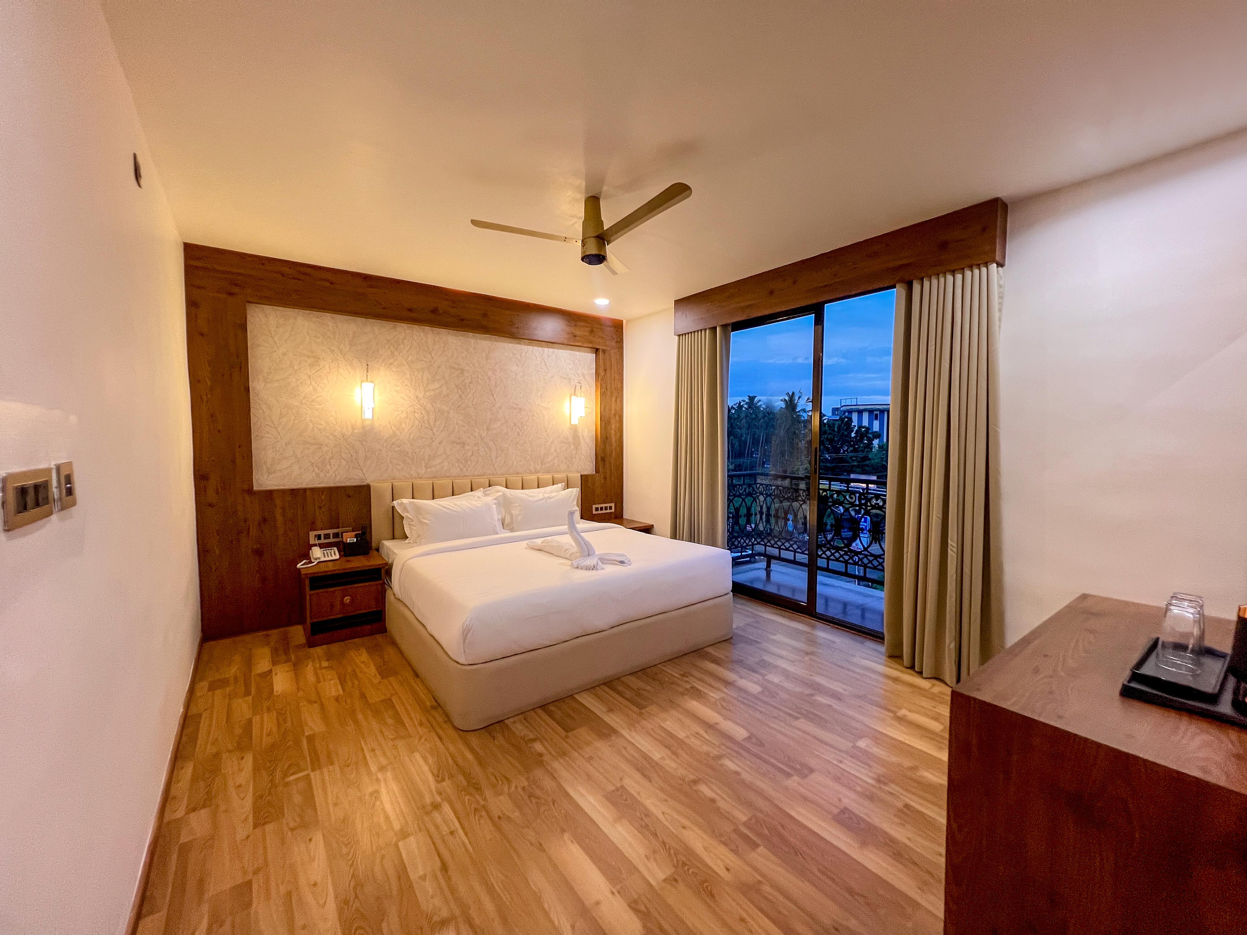Raphilhin Business Hotel - Tap to explore photos