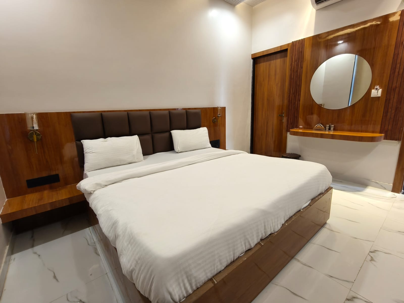 Hotel Siddhi Palace - Tap to explore photos