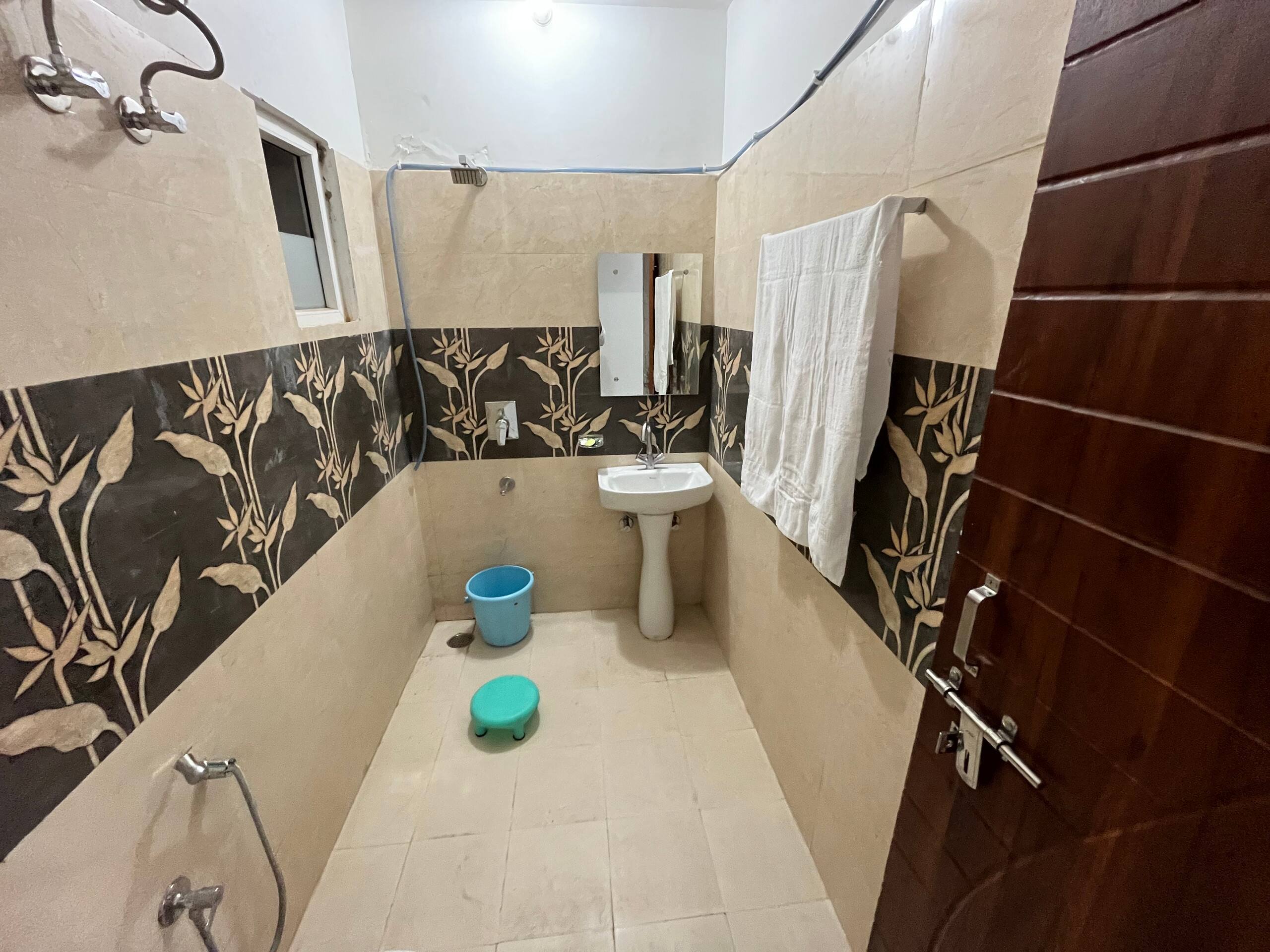 Neelkanth Lawn and Banquet - Rooms - Tap to explore photos