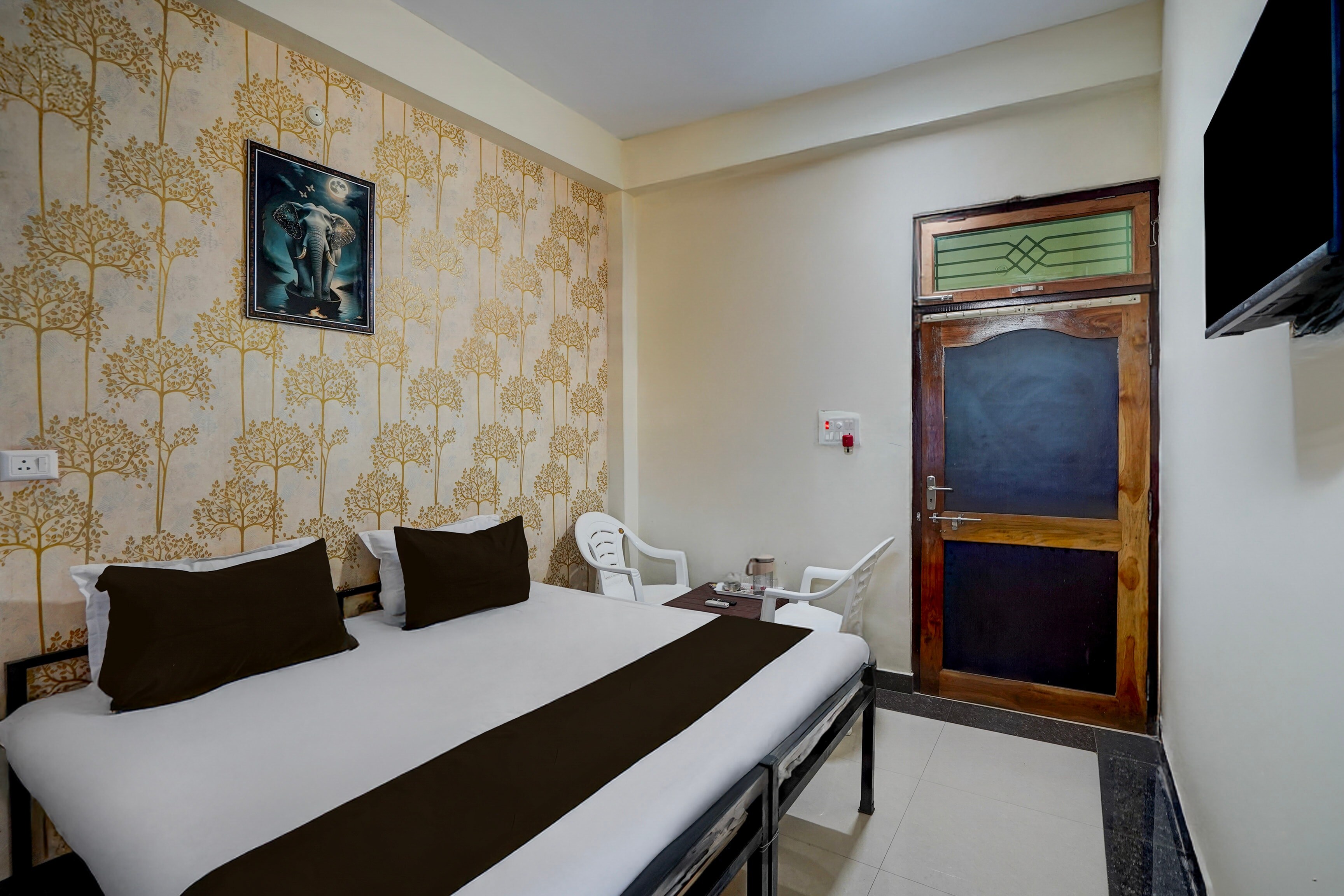 Hotel O Royal Galaxy Inn Guest house - Tap to explore photos
