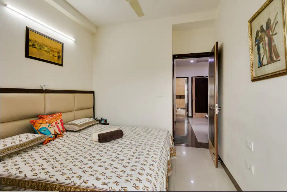 My Comfortable Nest With Lift In Central Delhi - Tap to explore photos