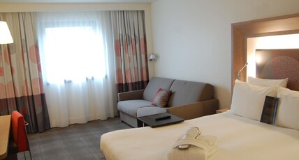 Novotel Paris Les Halles Room Type - Superior room - 1 queen size bed and 1 two-person sofa bed