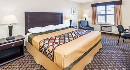 Super 8 by Wyndham Calgary/Airport Room Type - 1 King Bed, Non-Smoking