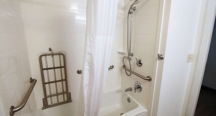 Hampton Inn & Suites by Hilton Palm Coast Room Type - 1KNG MOB HEAR ACC W TUB NS