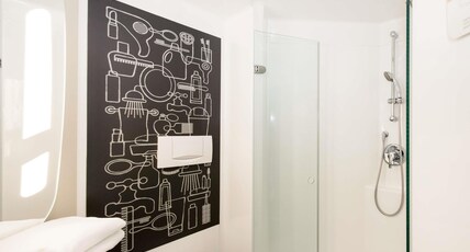 ibis Avranches Baie du Mont Saint Michel Room Type - Standard Room with a double bed and a rollaway bed ibis Avranches Baie du Mont Saint Michel Room Type - Standard Room with a double bed and a rollaway bed
