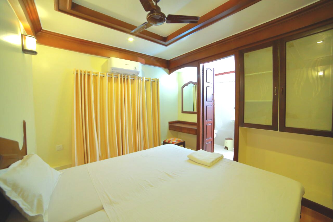 Kerala Backwater Houseboat - Tap to explore photos