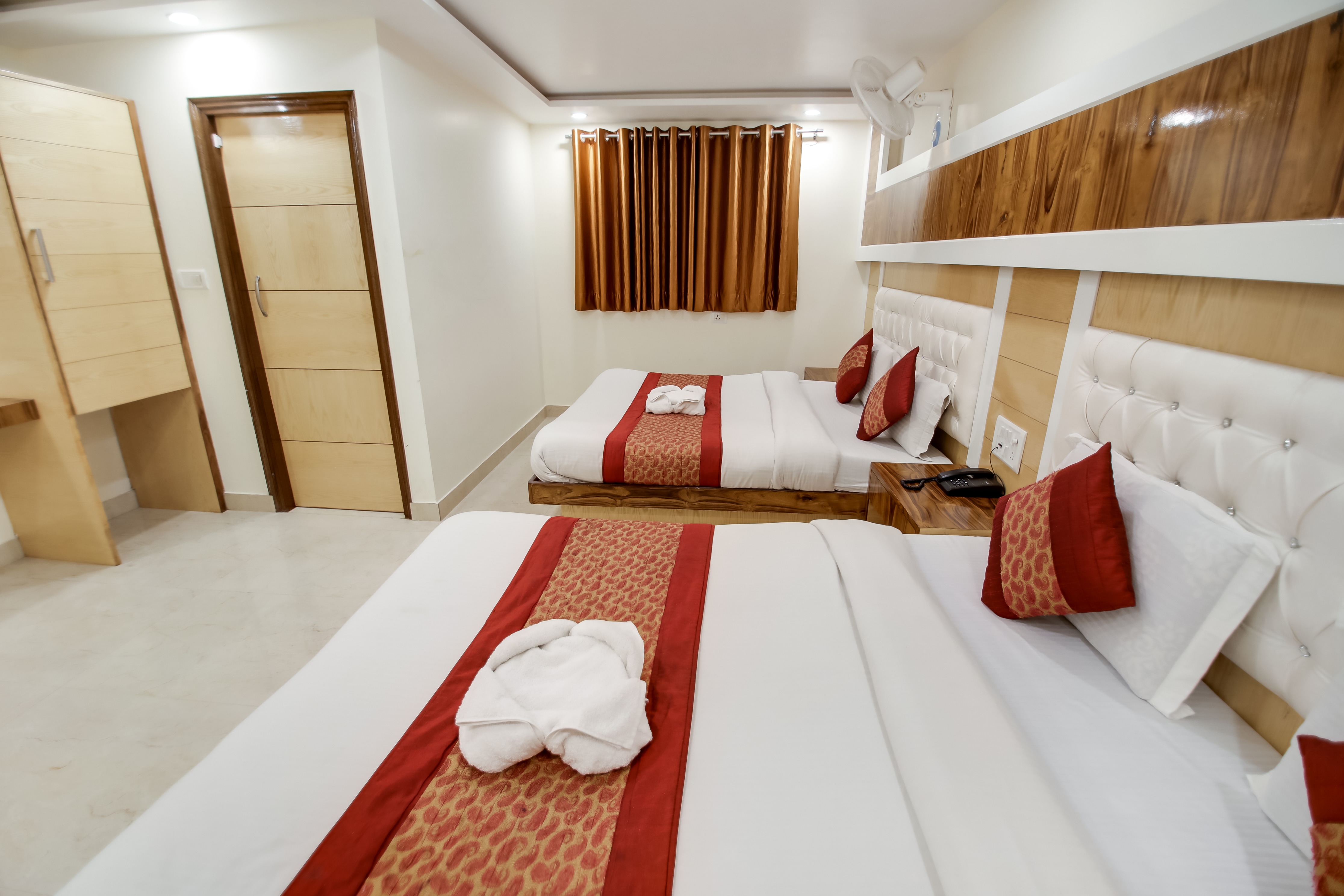 Hotel Glow Inn@3 Mins Walk From NDLS Rail Station - Tap to explore photos