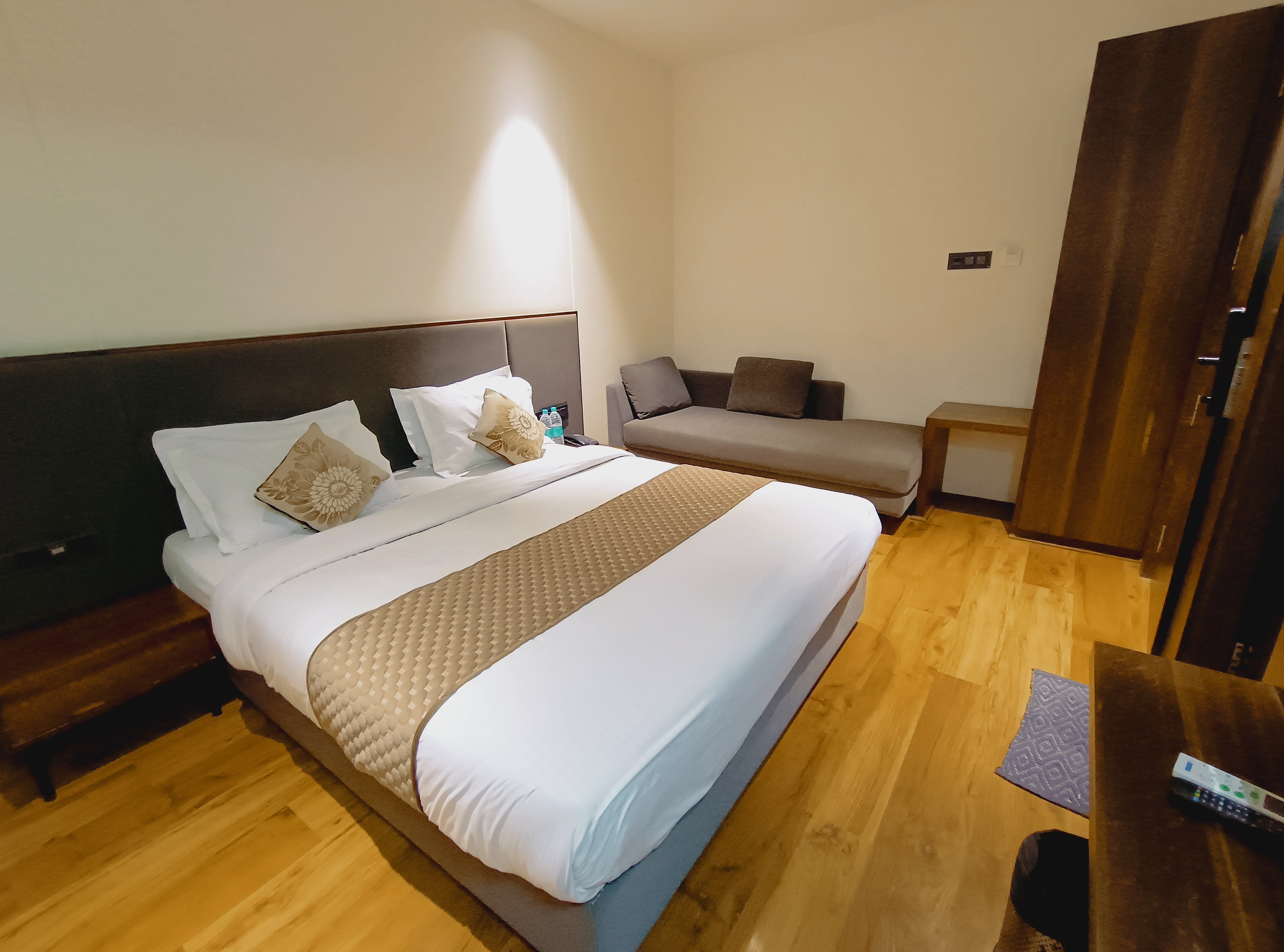Hotel Riddhi Shree - Tap to explore photos