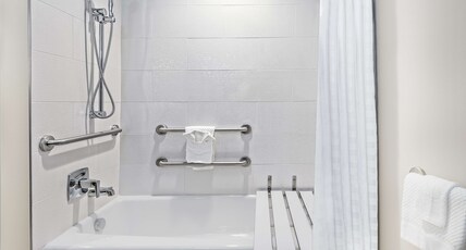 Embassy Suites By Hilton College Station Room Type - 1 KG 2 ROOM STE ACC W TUB