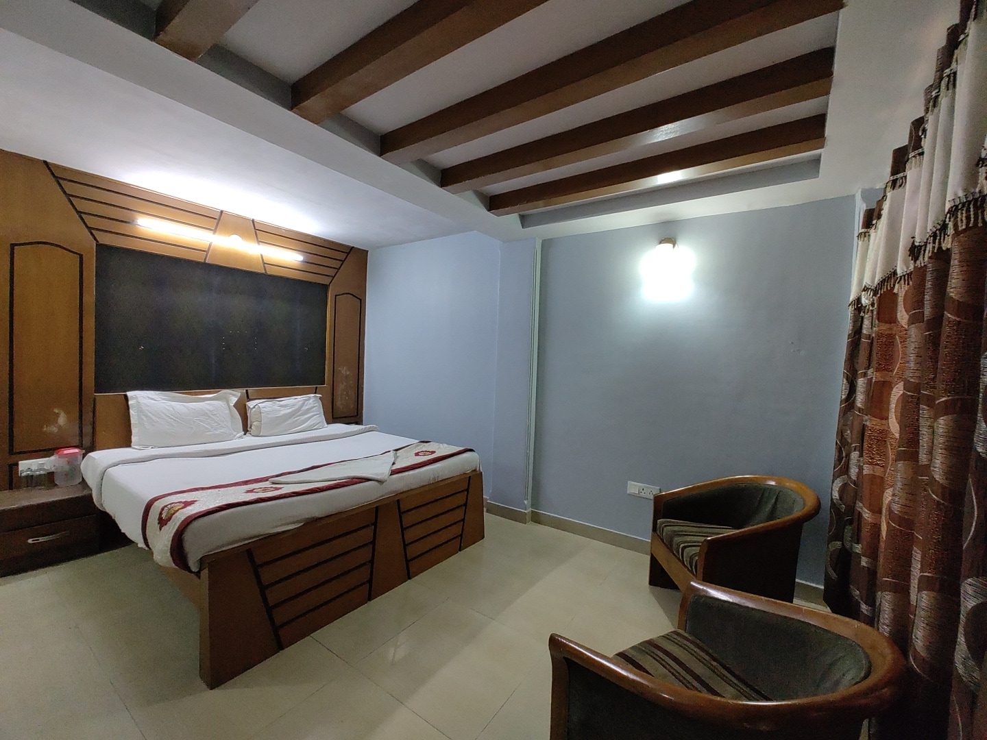 Cozy Inn Apartment 3bhk - Tap to explore photos