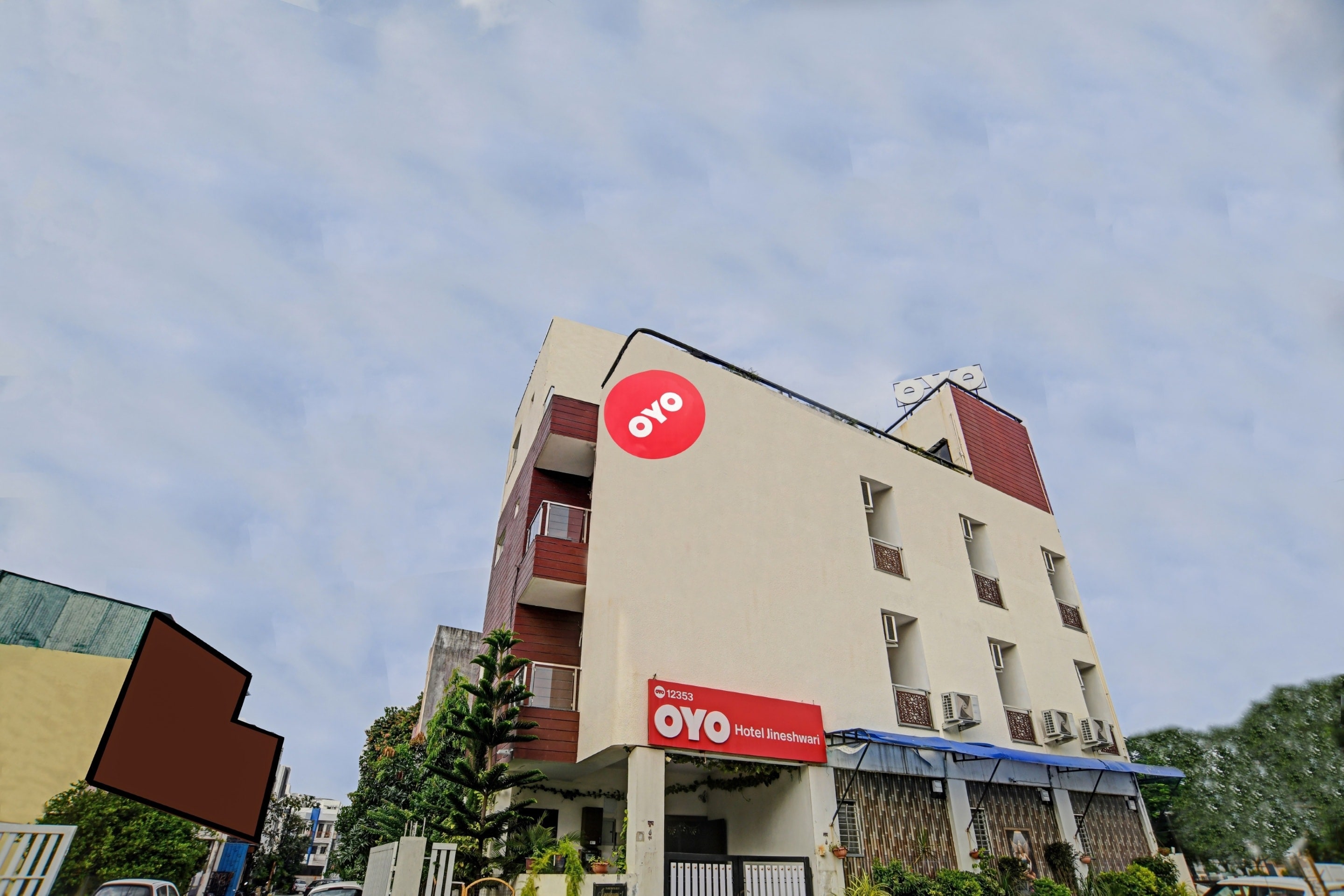 Collection O Jineshwari Hotel - Tap to explore photos