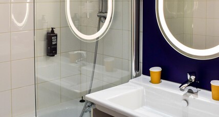 ibis Rodez Centre Room Type - Standard Room with one double bed and one single bed ibis Rodez Centre Room Type - Standard Room with one double bed and one single bed