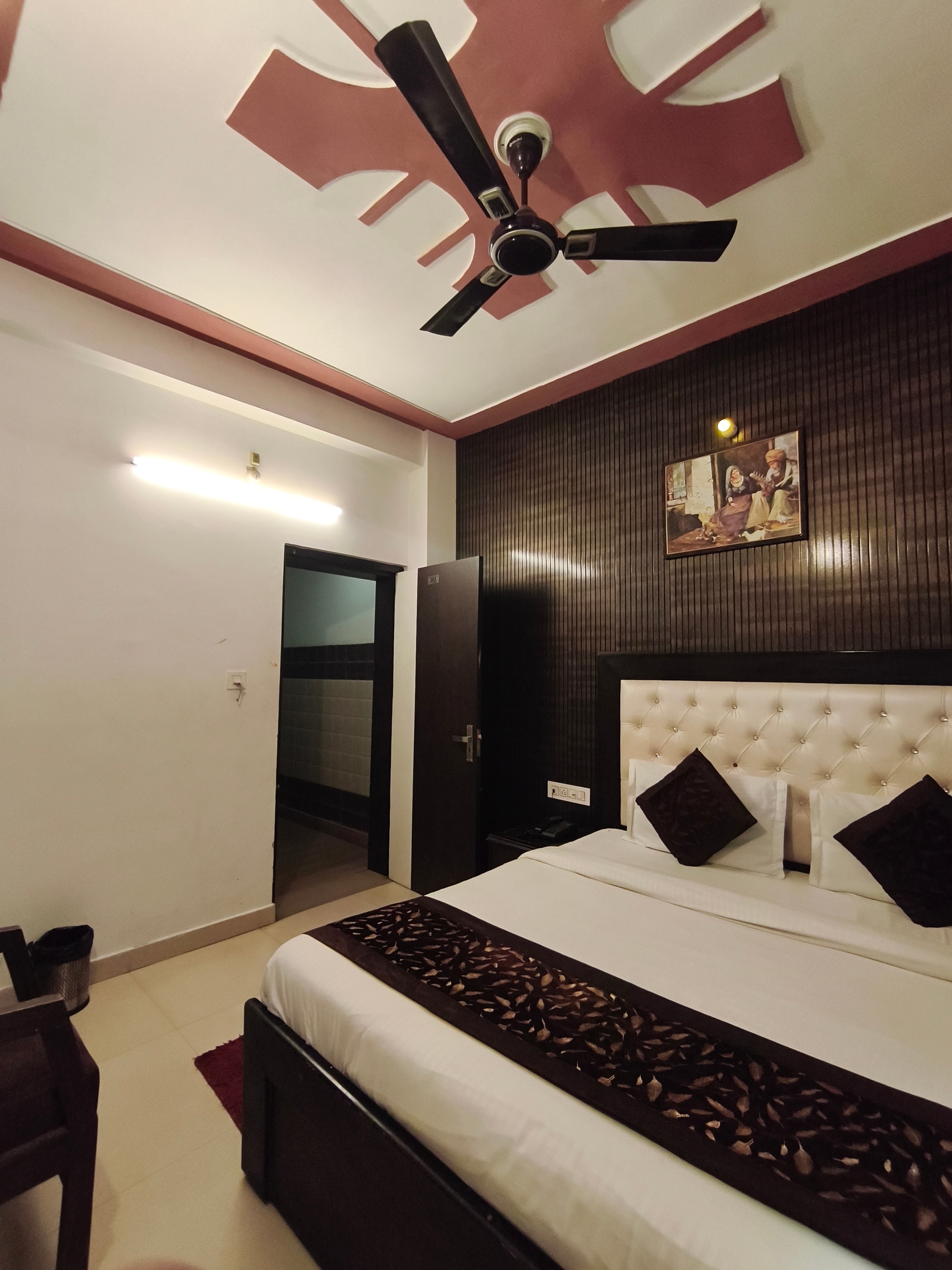 Jalsa - Tap to explore photos