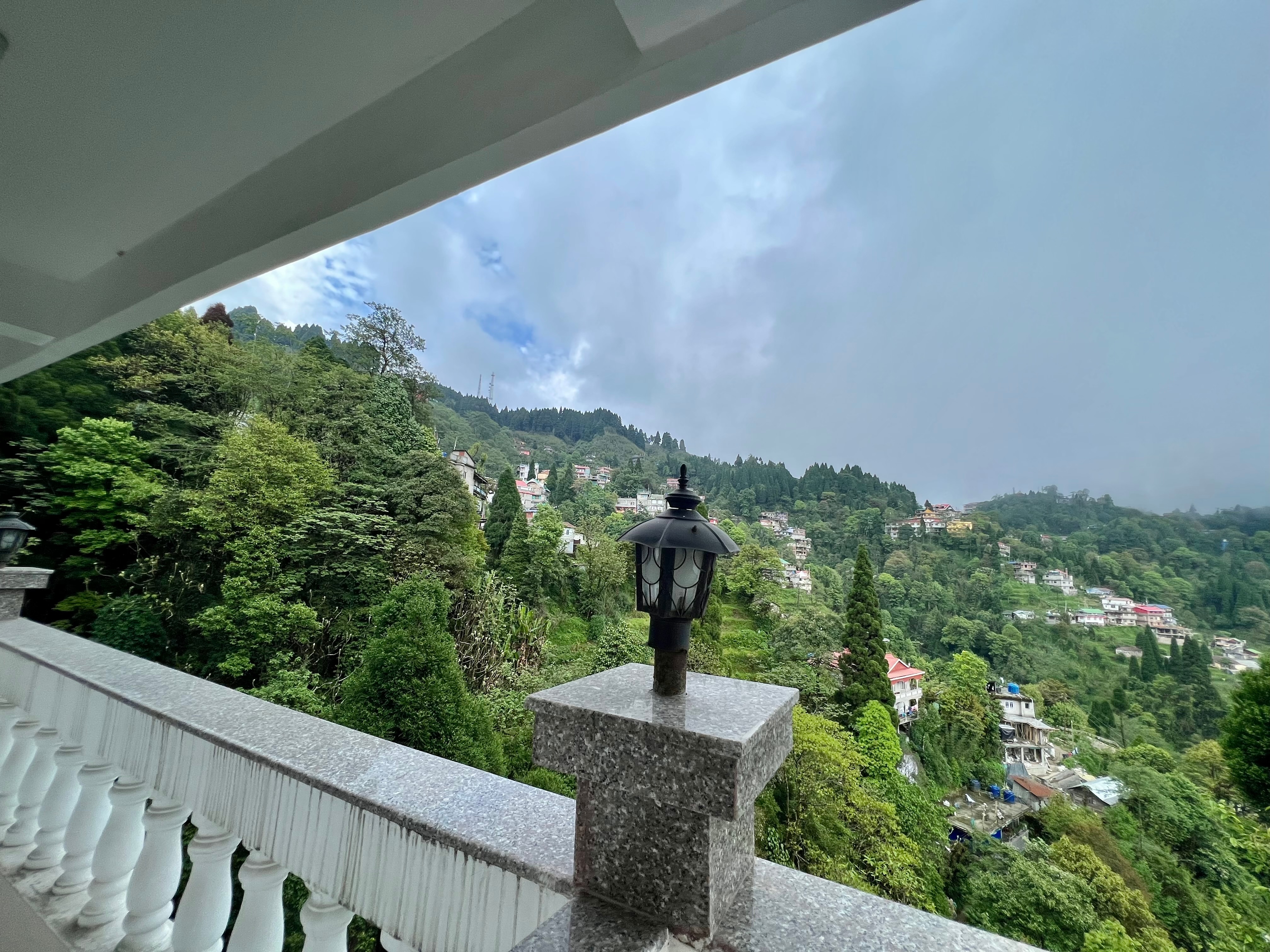 Batasia, Hillside Inn - Tap to explore photos