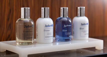 Radisson Blu Hotel & Resort, Al Ain Room Type - Suite - Balcony - King Bed