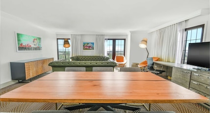 DoubleTree by Hilton Austin Room Type - 1 BEDROOM KING SUITE