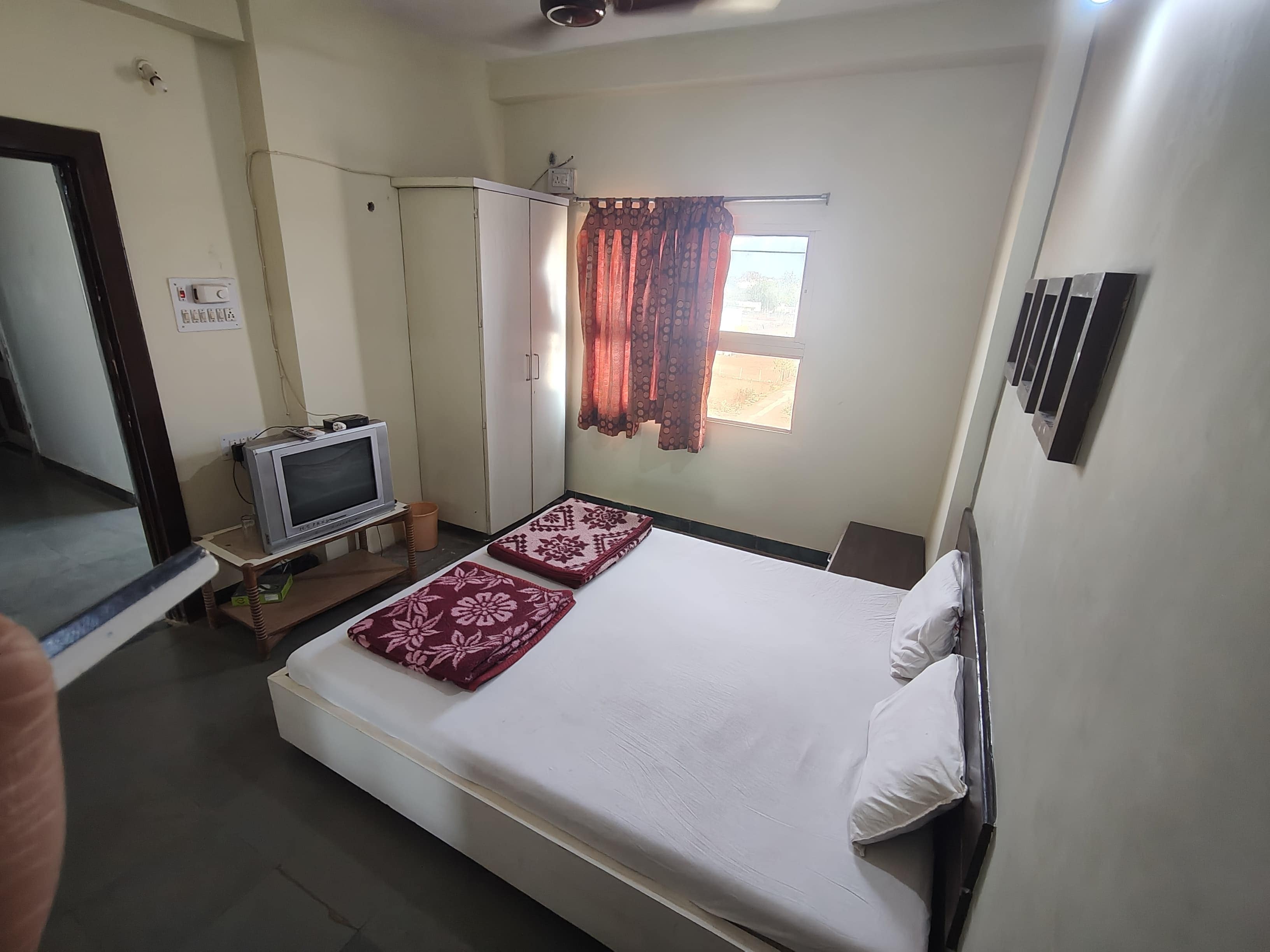 Hotel Shanti Palace - Tap to explore photos