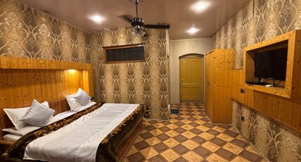 Hotel Malik Palace - Dal Lake Facing Room Type - Premium Deluxe Room - Mountain View