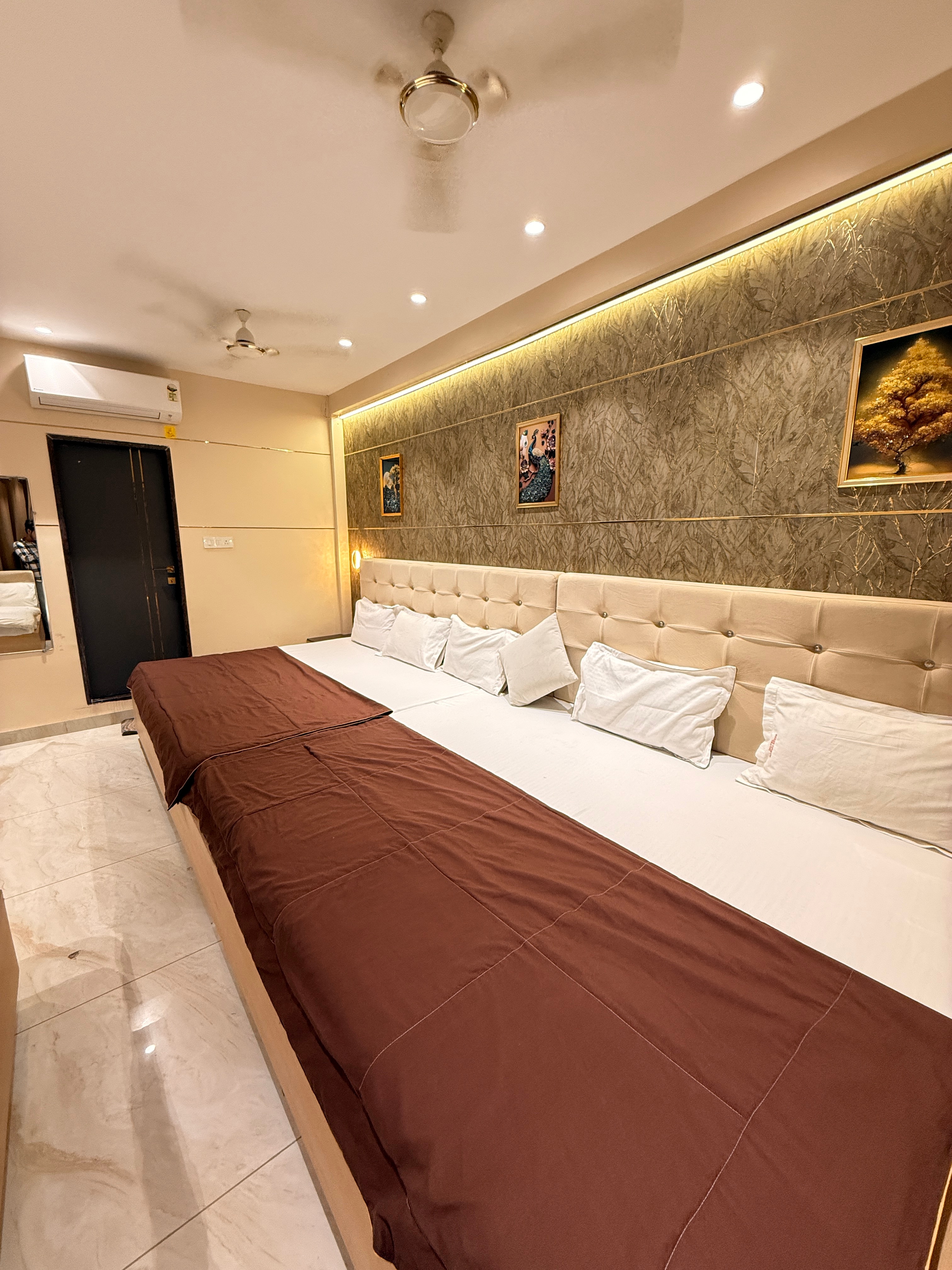 Hotel Mangal Shree - Tap to explore photos