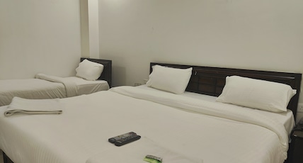 Hotel Apple Villa @ Paharganj Room Type - Deluxe Triple Room with AC complimentary WIFI Hotel Apple Villa @ Paharganj Room Type - Deluxe Triple Room with AC complimentary WIFI