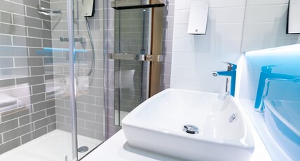 Holiday Inn Express ARRAS Room Type - 1 Queen Standard Mid Floor with Free Breakfast
