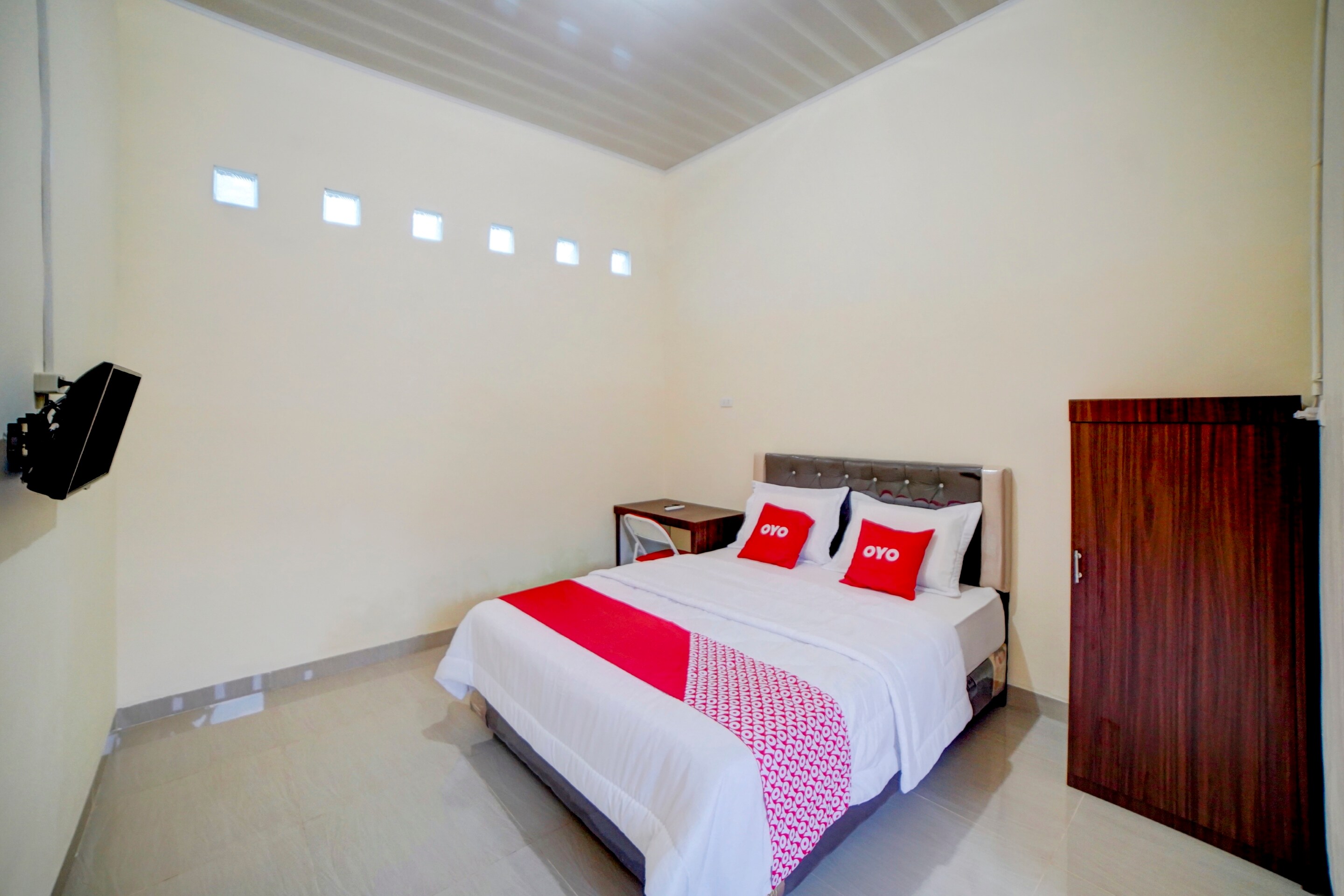 Hotel O Shine Guest House Syariah - Tap to explore photos