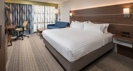 Holiday Inn Express & Suites SPRINGFIELD Room Type - 1 Qn Stndrd Comm Mobil Access Roll Shwr