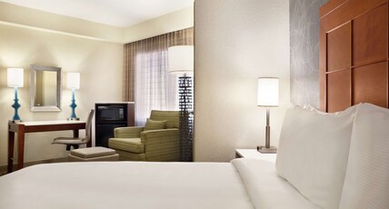 Embassy Suites by Hilton San Antonio Airport Room Type - 1KING BED NONSUITE NONSMOK