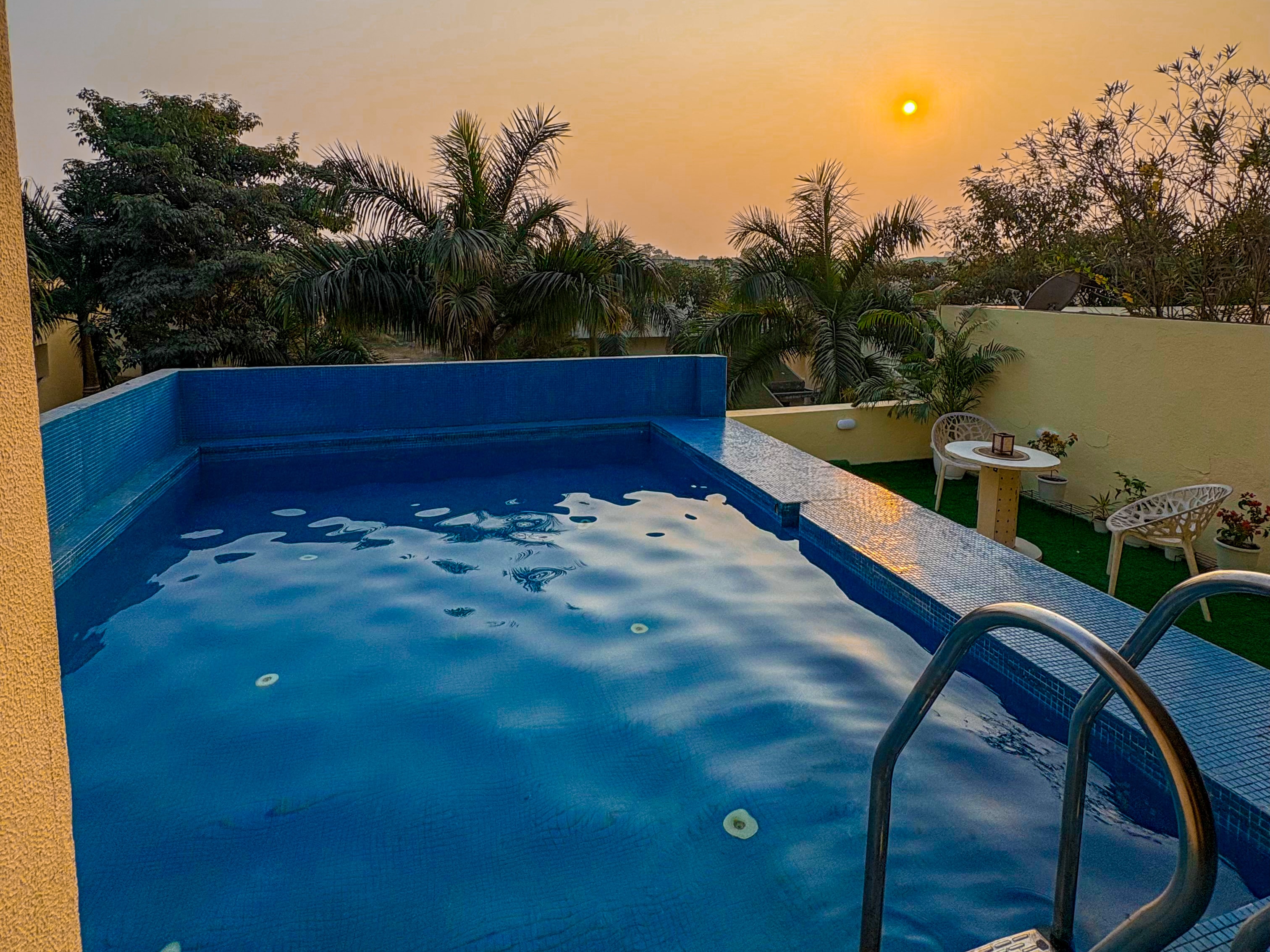 Aqua Escape - Rooftop Pool with BBQ & More - Tap to explore photos