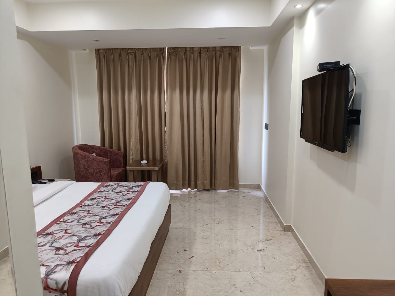 HOTEL LAVISH INN - Tap to explore photos