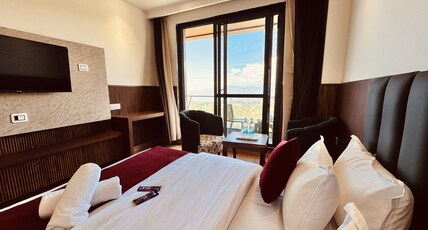 Hotel Sky Heaven Dalhousie Room Type - Super deluxe room with balcony -mountain and forest view Hotel Sky Heaven Dalhousie Room Type - Super deluxe room with balcony -mountain and forest view
