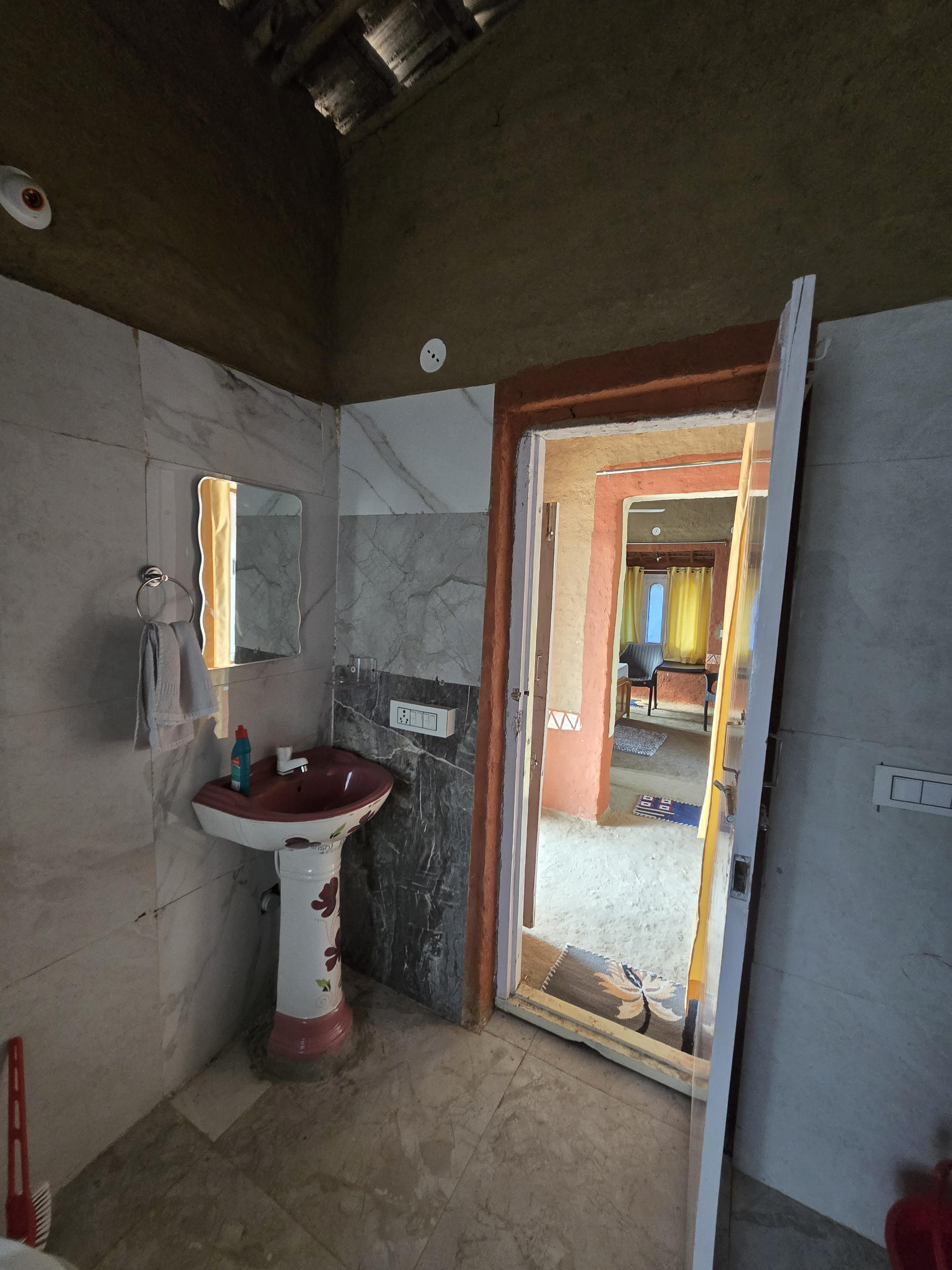 Sarovar Homestay - Tap to explore photos