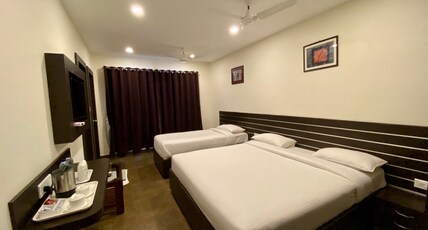 GOLDEN PARRK Room Type - TRIPLE AC ROOM