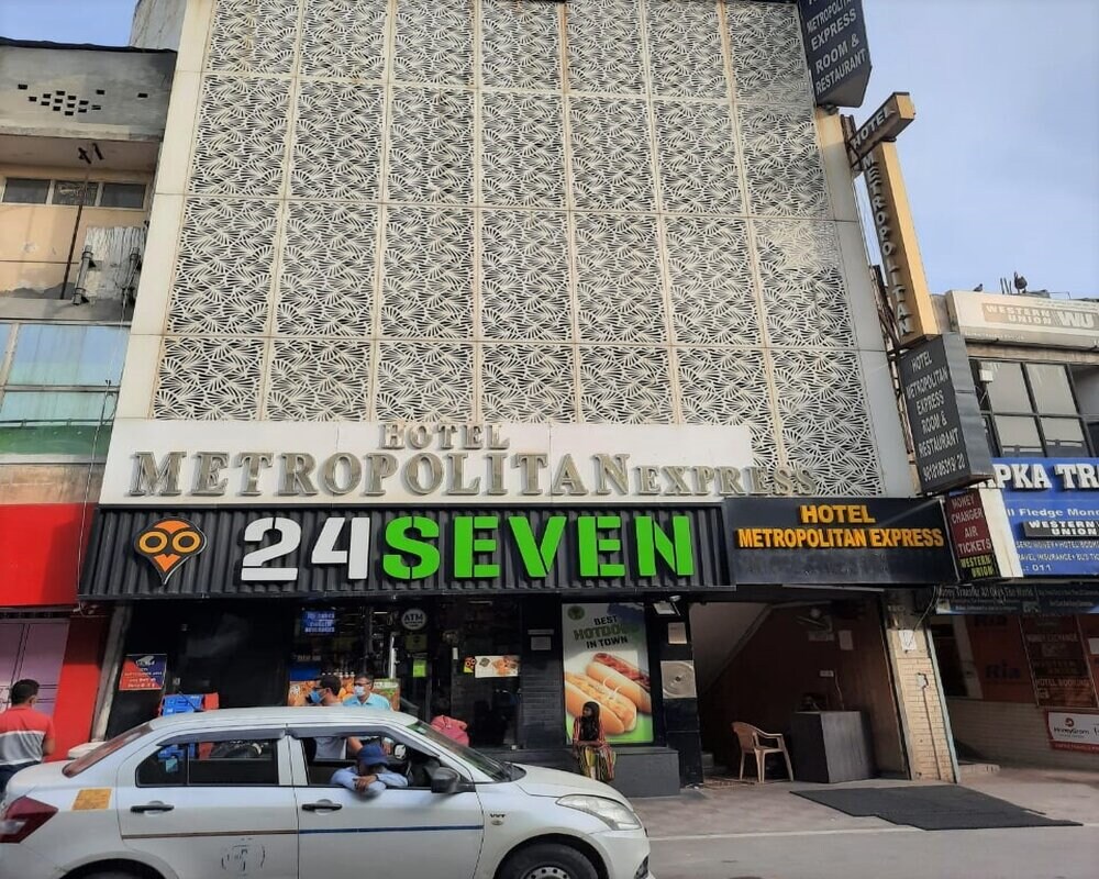 Hotel Metropolitan Express - Tap to explore photos