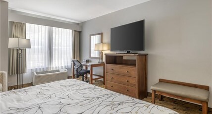 Best Western Plus Columbia River Inn Room Type - Accessible - 1 King, Mobility Accessible, Communication Assistance, Roll In Shower, Microwave And Re