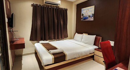 Hotel Saad 1 Min Walk From Park Circus, Kolkata Room Type - Deluxe AC Room with Work Desk and Free Wi-Fi Hotel Saad 1 Min Walk From Park Circus, Kolkata Room Type - Deluxe AC Room with Work Desk and Free Wi-Fi
