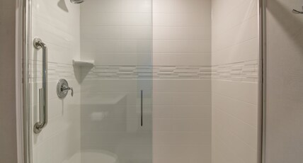 Holiday Inn Mississauga Toronto West Room Type - 1 King Standard Walk In Shower Holiday Inn Mississauga Toronto West Room Type - 1 King Standard Walk In Shower