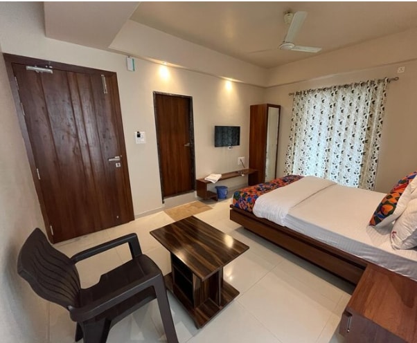 Hotel Hira Palace - Tap to explore photos