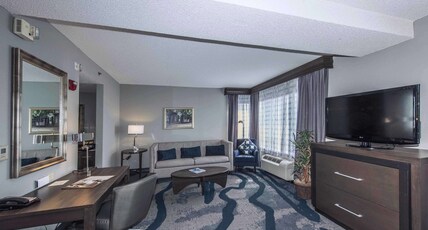 DoubleTree by Hilton North Charleston - Convention Center Room Type - 1 KING JR STE ACC RI SHWR