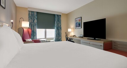 Hilton Garden Inn Madison West/Middleton Room Type - KING BED W WALK IN SHOWER