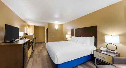 Best Western Fallon Inn & Suites Room Type - 1 King Bed, Pet Friendly Room, Non-Smoking, High Speed Internet Access, Microwave And Refrigerator, 