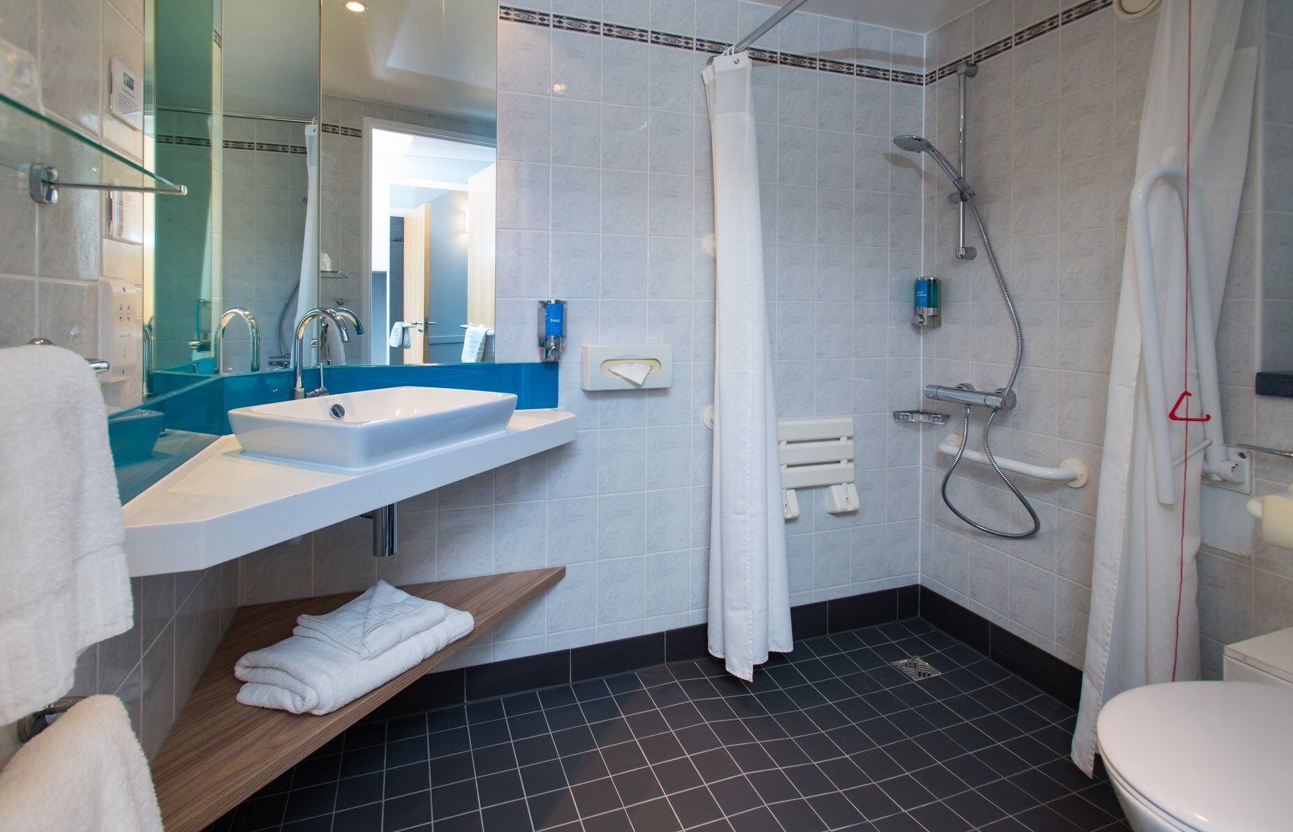 Holiday Inn Express MILTON KEYNES - Tap to explore photos