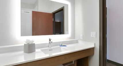 Holiday Inn Express & Suites Denton UNT- Twu Room Type - 1 Queen Bed Suite Comm Access Tub